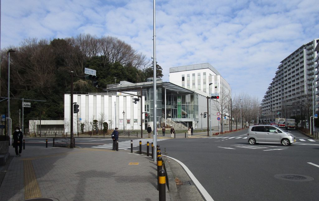 幹線道路の先に目的地の川崎市アートセンターが見えます。