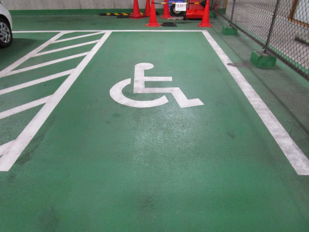 地下3階に障害車用駐車場が2台ある（有料）。