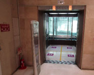 エントランスより左に進むとエレベーターがあります。目的地のイオンシネマは6階になります。