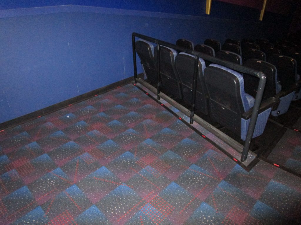 車いす席が各スクリーンに設置されている。