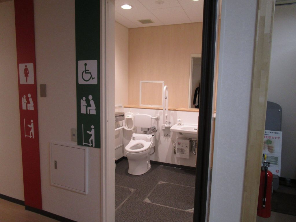 各階のトイレ入口には案内サインによる施設案内がある。