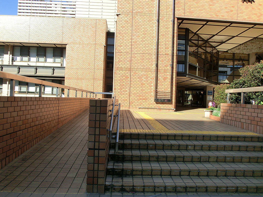 ３階エントランス前にはスロープがある。