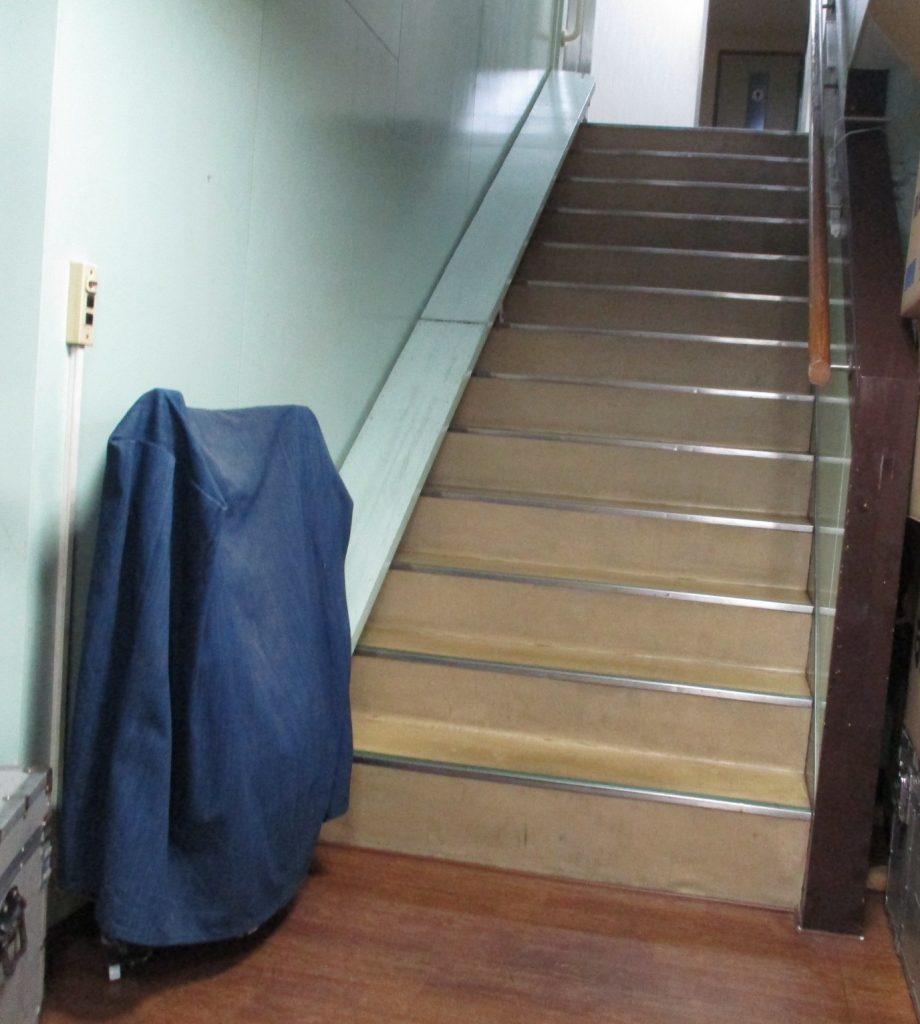２階の稽古場までは階段になっている。途中までリフトの使用が可能である。