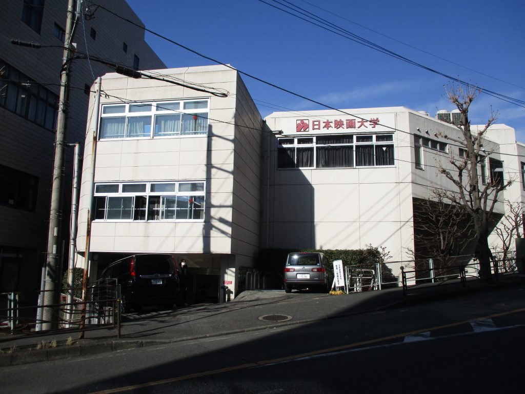 パチンコ店の右隣が昭和音学大学北校舎、その右隣が目的地の日本映画大学です。