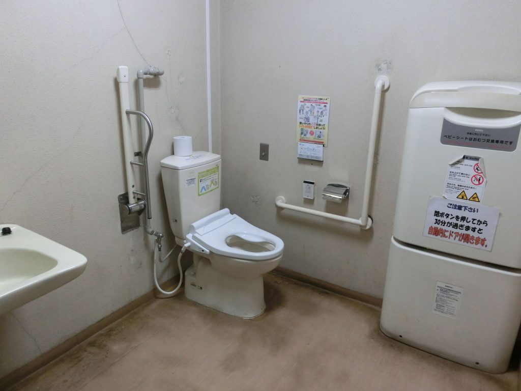 バリアフリートイレには、前広便座、おむつ交換台がある。