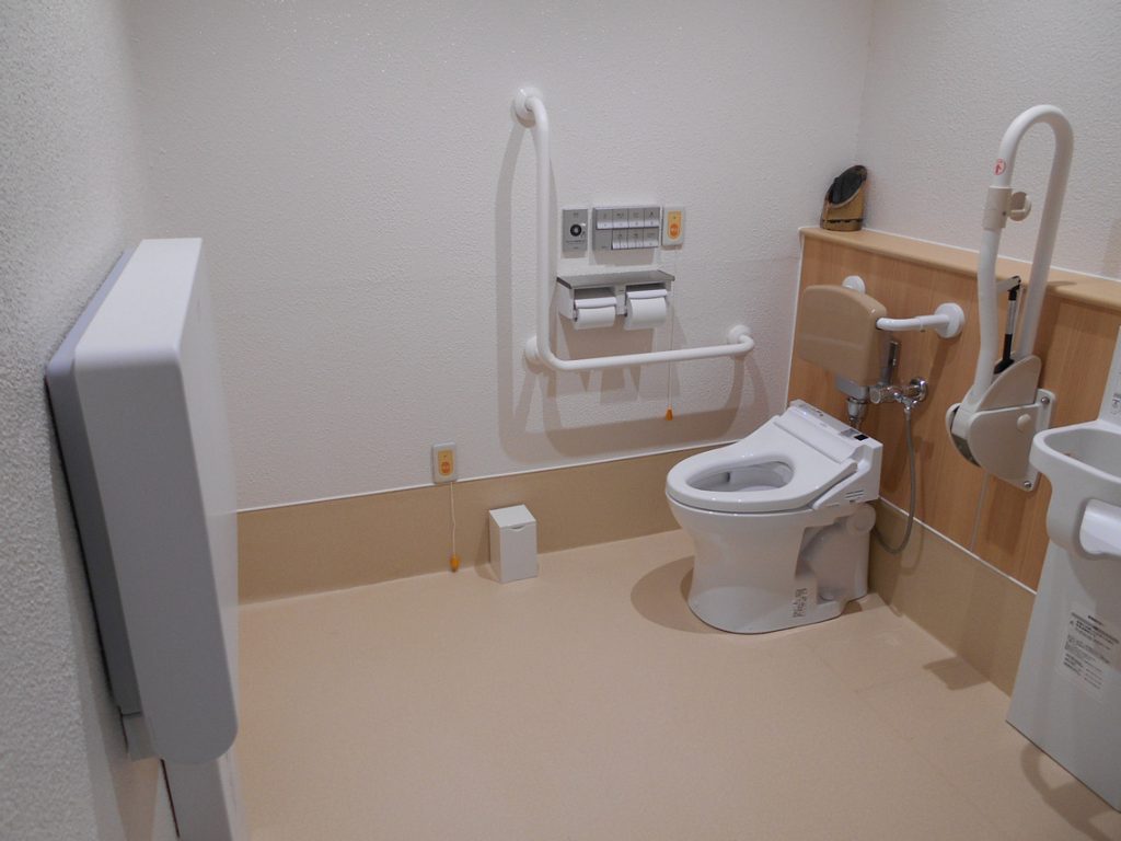 バリアフリートイレには、前広便座、おむつ交換台がある。