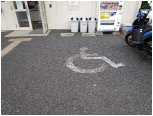 障害者用駐車場が1台がある。