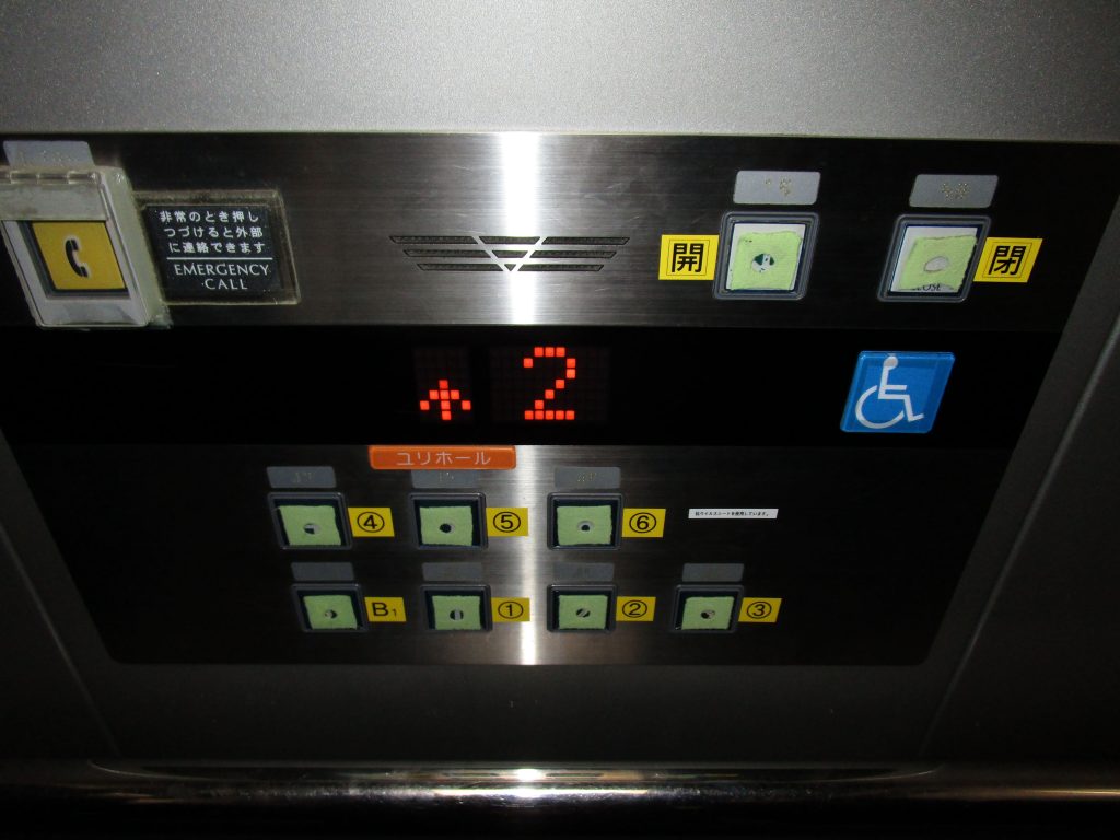車いす対応のエレベーターが整備されている。