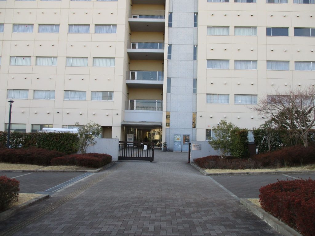 右側に麻生市民交流館やまゆりがあり、さらに進むと、目的地の昭和音楽大学南校舎の東門があります。